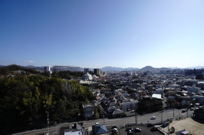 【展望】 | 【上質リノベ】グレイス山根 | 【四季を感じる】
四季の移ろい・爽やかな青空や風を感じられ
自然を愉しめるパノラマビュー。
毎日の暮らしに余裕を感じさせてくれる、
遮る物の無い開放的な眺望を是非、ご堪能ください。