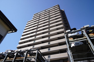 【外観】 | 【耐震性】
耐震性の高さを判断するポイントは、
建築確認申請日が1981年6月1日以降の
新耐震基準に適合しているかどうか。
震度６程度の大地震でも
建物が崩壊しないレベルが基準になりました。