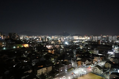 【展望】 | 【上質リノベ】グレイス山根 | 【Night View】
物件からの夜の景色は、隠れ夜景スポットのよう。
お仕事から疲れて帰ってきて、この夜景を楽しめるのも
この立地ならでは。
もう少し早い時間のサンセット夜景もキレイかも。