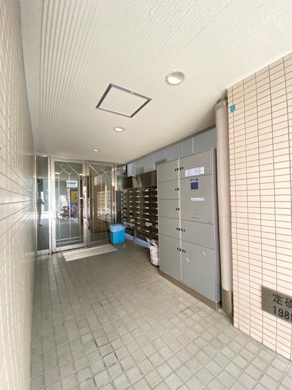 普茶マンションのエントランス