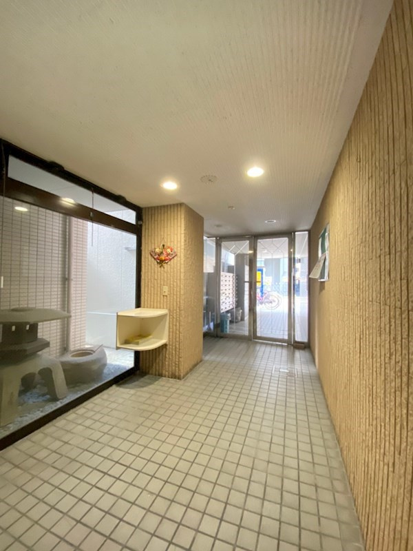 普茶マンションのロビー