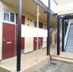 レオパレスコーラル クラウドのエントランス