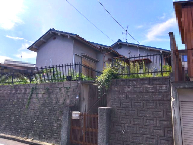 【外観】 | 富田林市寺池台二丁目　古家付売地 | 閑静な住環境。教育施設や商業施設が徒歩圏内に揃っています！これから子育てを始めるご家族にも嬉しいエリアです。