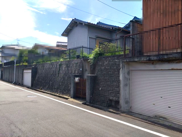 【外観】 | 富田林市寺池台二丁目　古家付売地 | 敷地面積90坪以上！ゆとりの広さで開放感溢れる夢のマイホームが実現。お家のこと、なんでもお気軽にご相談ください！