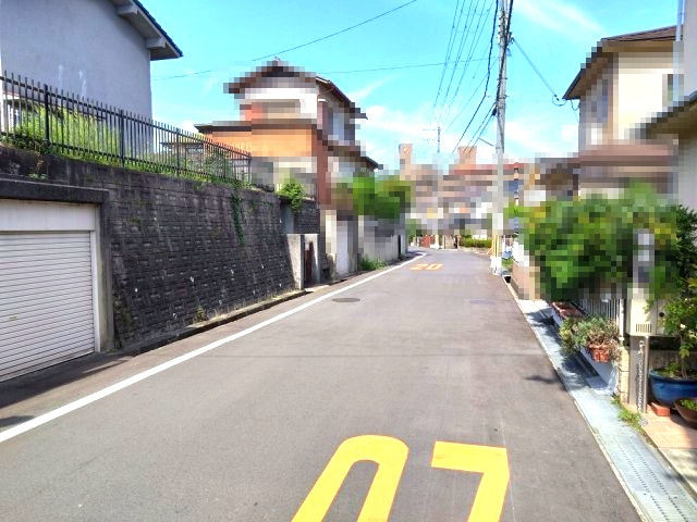 【前面道路含む現地写真】 | 富田林市寺池台二丁目　古家付売地 | 前面道路は北東側公道幅員約6ｍあり！お車の出し入れ、すれ違いもスムーズに行えそうですね。