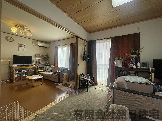 【居間・リビング】 | 安来市汐手が丘中古戸建 | こちらの居間で趣味の時間をお楽しみください