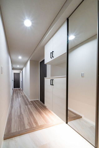 ネオハイツ輝国の玄関|ネオハイツ輝国（3SLDK）大きな姿見がございます