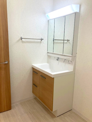 【独立洗面台】 | 豊中市上野東2丁目　C号地 | 収納力のある三面鏡付き独立洗面化粧台！キッチン後ろに洗面室を配し、スムーズな家事動線を実現しています。