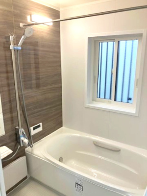 【浴室】 | 豊中市上野東2丁目　C号地 | 浴室乾燥機を搭載、ゆったり一坪サイズのバスルーム！木目調のアクセントパネルが寛ぎのバスタイムを演出。