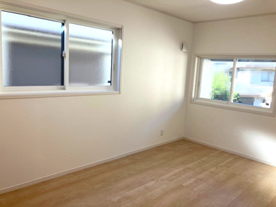 【寝室】 | 豊中市上野東2丁目　C号地 | 7.5帖の洋室！ご夫婦二人のベッドを配置しても十分な広さが確保されており、主寝室にオススメです。