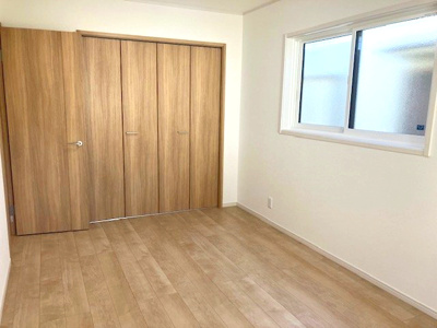 【収納】 | 豊中市上野東2丁目　C号地 | 7.5帖洋室には、大型のクローゼット付き！普段着やスーツ、コート類などもしっかり掛けられます。