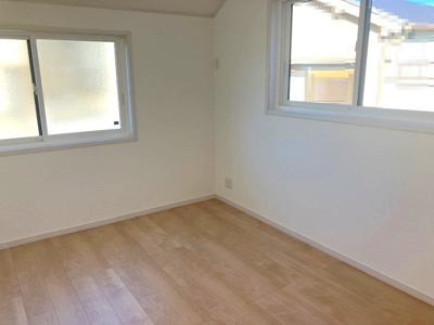 【洋室】 | 豊中市上野東2丁目　C号地 | 6.5帖の洋室！二面採光で心地よい住空間。全室照明器具付きで新生活をスムーズにスタートできます。