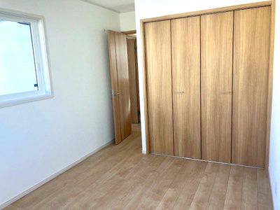 【収納】 | 豊中市上野東2丁目　C号地 | 6.5帖洋室のクローゼット！全居室に収納が備わり、お部屋も広くスッキリ使える嬉しい設計です。