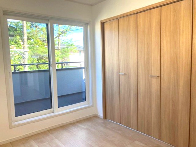 【洋室】 | 豊中市上野東2丁目　C号地 | バルコニーに面した、5.2帖の洋室！洗濯物を取り込んだらそのままハンガーで吊るして収納すれば洗濯動線もバッチリ。