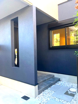 【玄関】 | 豊中市上野東2丁目　C号地 | プライバシーが守られやすい玄関ポーチ有り！屋根付きで雨天時も鍵の開閉や荷下ろしがラクラクです。