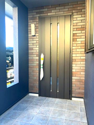 【玄関】 | 豊中市上野東2丁目　C号地 | 住まいの顔となる玄関！シックな色合いの外観に、レンガ調のタイルがアクセントになっています。