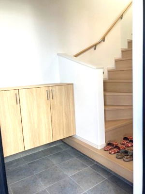 【玄関】 | 豊中市上野東2丁目　C号地 | カウンタータイプのシューズボックス付き！写真やお花を飾ると華やかになりそうですね。