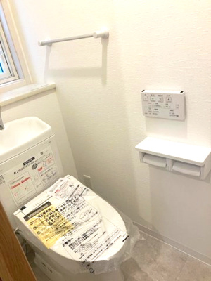 【トイレ】 | 豊中市上野東2丁目　C号地 | 温水洗浄便座付きのトイレで、寒い季節でも温かい便座で身体が冷えることなく座ることができます。