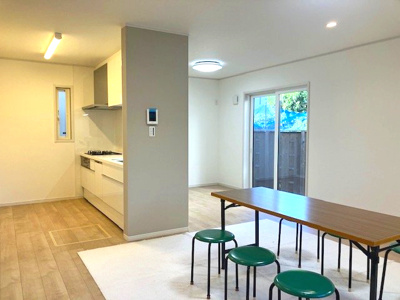 【居間・リビング】 | 豊中市上野東2丁目　C号地 | 広々18.1帖のLDKで、ゆったりご家族団らんを！リビングにエアコン一基設置済です。