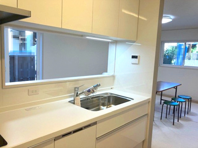 【キッチン】 | 豊中市上野東2丁目　C号地 | 食洗機搭載で食後の後片付けをサポート！吊戸棚や下部にたっぷりと収納スペースが確保されています。