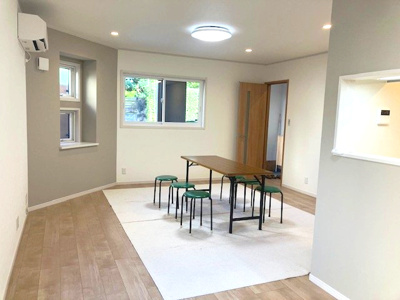 【居間・リビング】 | 豊中市上野東2丁目　C号地 | 窓が多く配されており、色々な角度から光が取り込める空間に！※家具や小物等は販売価格に含まれません。