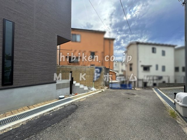 箕面市今宮4丁目　新築戸建　3区画分譲地の前面道路含む現地写真