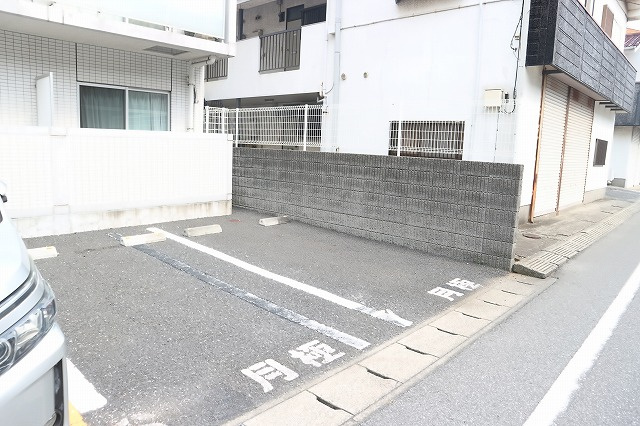 【駐車場】 | ア・レーズM | ２台しかなくタイミング次第でご紹介可能
