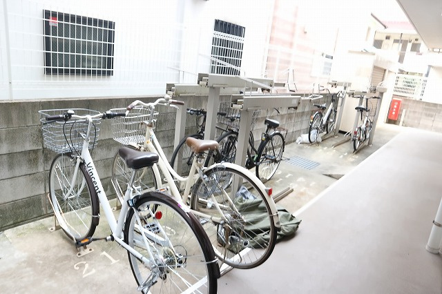 【その他共用部分】 | ア・レーズM | 自転車置き場はオートロック解除してから敷地内に駐輪場あります