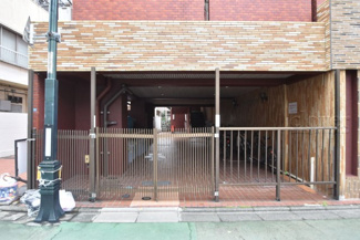 【エントランス】 | お客様を、そして住人を出迎えてくれるマンションのエントランス。ゴミが落ちていないことからも、管理状態の良さや住民の節度の高さが見て取れます。～即日のご見学可能～　お問合せはお気軽にどうぞ。