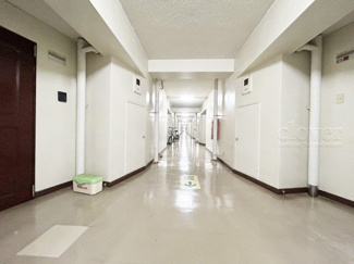 【その他共用部分】 | 風雨が入ってこない内廊下設計。雨の日に体が濡れないという以外にも、共用部の劣化が進みにくいため、修繕の負担が軽くなるのもうれしいポイント。～即日のご見学可能～　お問合せはお気軽にどうぞ。
