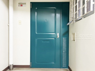 【その他共用部分】 | 皆様をお迎えする、お部屋の玄関ドア。開けやすさや開放角度、ドアノブの操作しやすさや鍵の形状などを、現地で一度ご確認ください。～即日のご見学可能～　お問合せはお気軽にどうぞ。