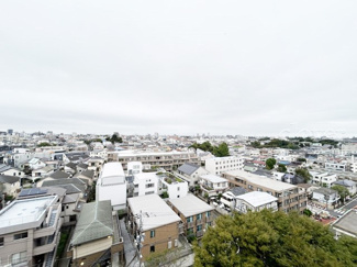 【展望】 | 眼前に広がる空の雄大さと、このお部屋の自慢の一つである「眺望」をご覧ください。毎日、この景色を独り占めできる新生活に夢が広がります。～即日のご見学可能～　お問合せはお気軽にどうぞ。