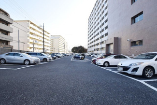 【駐車場】 | マンションの駐車場スペース。空きの有無や駐車料金、サイズ規定などについては、改めてお問い合わせください。～即日のご見学可能～　お問合せはお気軽にどうぞ。
