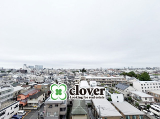 【展望】 | 眼前に広がる空の雄大さと、このお部屋の自慢の一つである「眺望」をご覧ください。毎日、この景色を独り占めできる新生活に夢が広がります。～即日のご見学可能～　お問合せはお気軽にどうぞ。