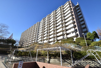 【外観】 | 青空によく映える建物です。手入れの行き届いた外壁やマンション正面エントランスなど、綺麗な姿をぜひ一度、現地にてご覧ください。～即日のご見学可能～　お問合せはお気軽にどうぞ。
