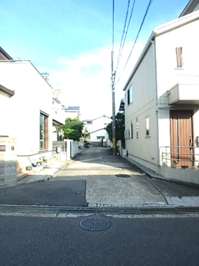 歌敷山二丁目　土地（古屋付き）の前面道路含む現地写真