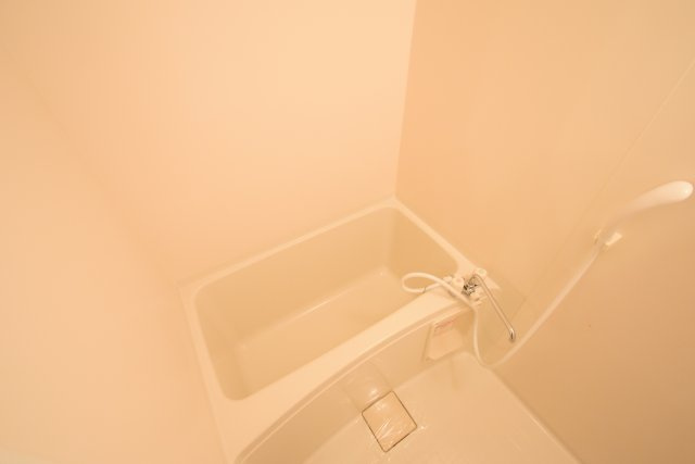 コーラルリーフの浴室|バス・トイレ別。温水洗浄便座や洗面化粧台も備わり毎日のお手入れがスムーズ