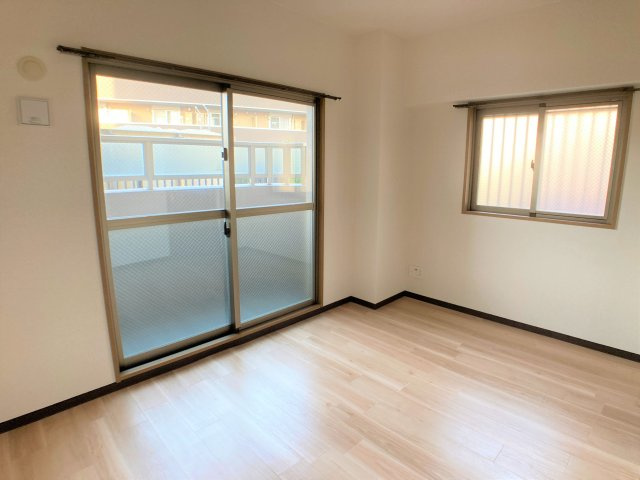 サンタスクエア東新の洋室