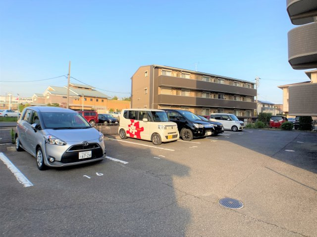 サンタスクエア東新の駐車場