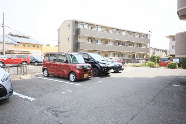 サンタスクエア東新の駐車場