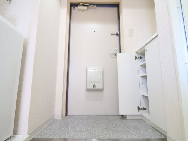 ウィンヒルズ難波南の玄関|収納もある玄関です