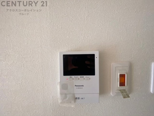 訪問者が来たときにテレビ画面で確認できるため、安心してドアを開けられます。録画機能があるものもあり、留守中に来訪者を記録しておくことができます。利便性が高く、セキュリティ面でも安心です。