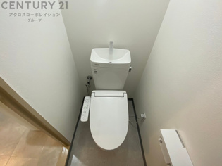 温水洗浄便座付トイレは温水洗浄機能により、暖かい水でおしりを洗浄することができ、冷たい水を使う従来の便座に比べ、温水洗浄機能で暖かいトイレを提供し、快適な使用を可能にします。
