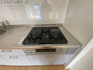 多数の調理器具を同時に使用でき、料理の効率化が可能。省エネで節約になり、様々な料理スタイルに適応できます。また、火力調整が独立しており、手入れや掃除もしやすく、今よりもっとお料理が楽しくなるかも。