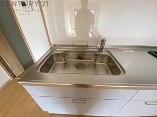 大きなシンクでお鍋などの大きな調理器具を洗う際にも便利です。