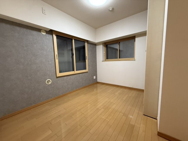 グラビスコート三条堺町の居間・リビング|収納豊富です