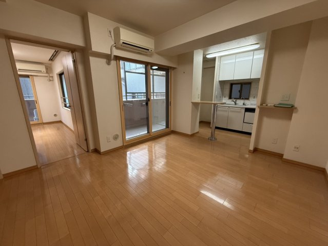 グラビスコート三条堺町の居間・リビング|バルコニーからの眺めを楽しみながら食事をしませんか