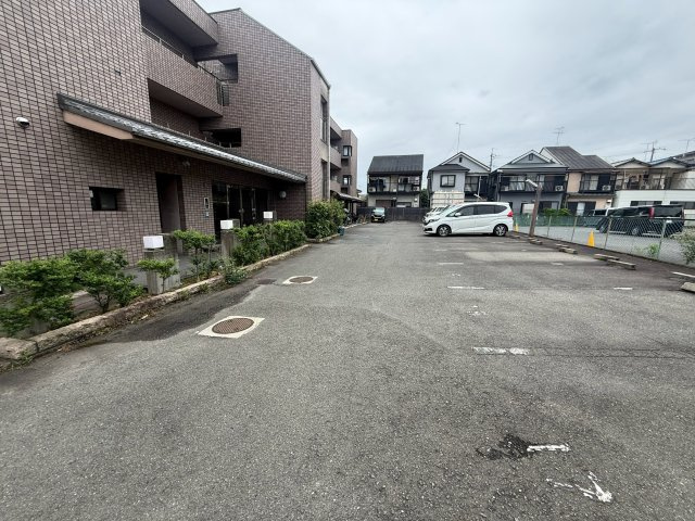 グリーンハイム平井の駐車場