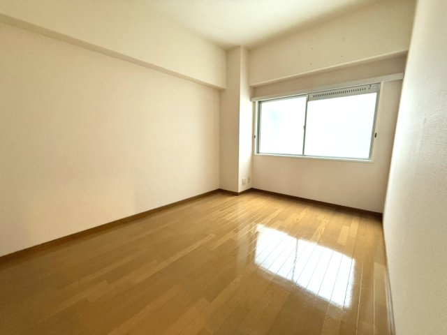 メゾンアルマの洋室|落ち着いた色調の洋室です