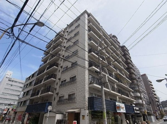 【外観】 | 青空にも夕焼けにも映える、そんなたたずまい。ここで新生活スタートさせてみませんか♪